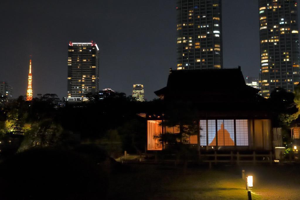  Moon Viewing at Hama-rikyu Gardens on an Autumn Night