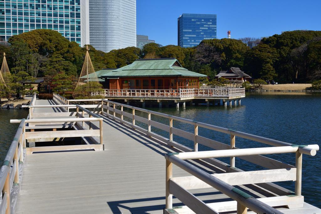  Moon Viewing at Hama-rikyu Gardens on an Autumn Night