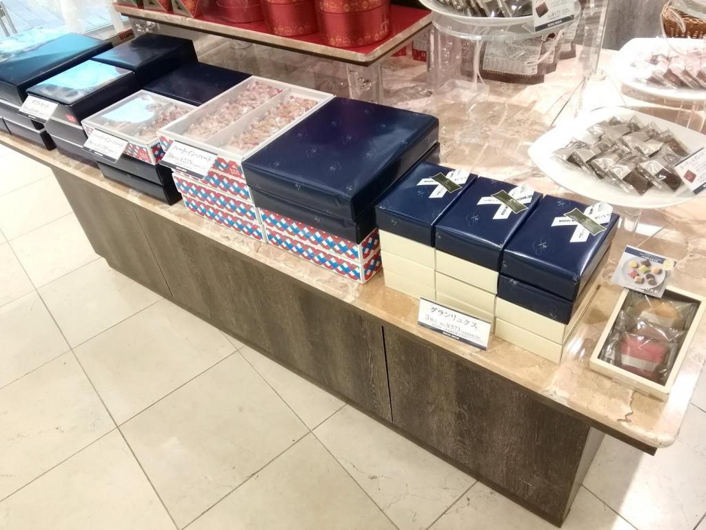 左から、
ギフトセット　９個入　　　　　　２,２６８円
ギフトセット　６個入　　　　　　１,４８０円
ハート・イン・ハート　８個入　　１,１８８円
ハート・イン・ハート　１６個入　２,３７６円
グランリュクス　３個入　　　　　　５７３円
※　右端はグランリュクス　３個入の見本です。 Merry  Christmas
　２０２５ブールミッシュさんのクリスマスギフト
　　～　ブールミッシュ　銀座本店　～