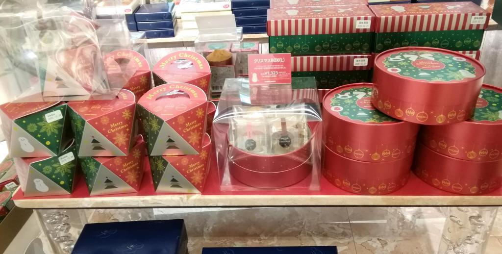 左から、
クリスマスBOX（S）　　６７５円
クリスマスBOX（L）　１,３２３円 Merry  Christmas
　２０２５ブールミッシュさんのクリスマスギフト
　　～　ブールミッシュ　銀座本店　～