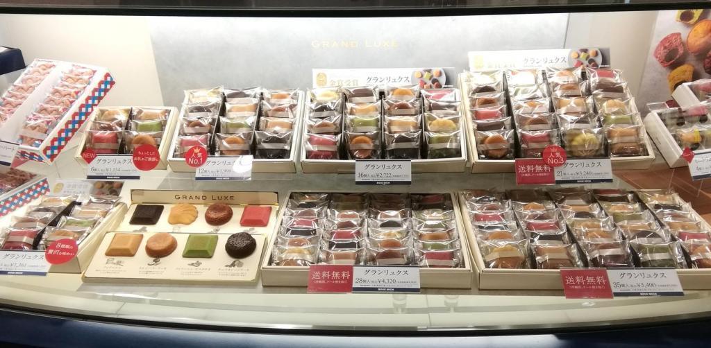 上段左から、１つ置いて、
グランリュクス　　６個入　１,１３４円
グランリュクス　１２個入　１,９９８円
グランリュクス　１６個入　２,７２２円
グランリュクス　２１個入　３,２４０円
下段左から、
グランリュクス　　８個入　１,３６１円
グランリュクス　２８個入　４,３２０円
グランリュクス　３５個入　５,４００円 Merry  Christmas
　２０２５ブールミッシュさんのクリスマスギフト
　　～　ブールミッシュ　銀座本店　～