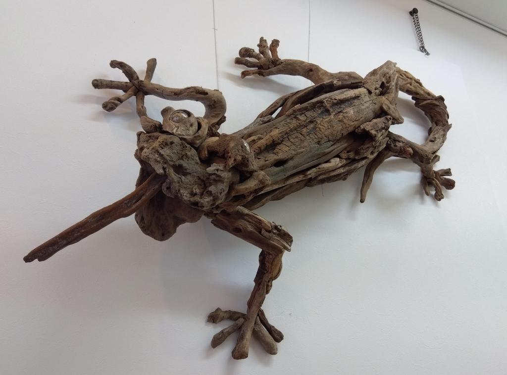 入り口には、オオトカゲ風の作品 Akemi Fujita Solo Exhibitions 2025　at 長谷川画廊　11月16日まで開催中