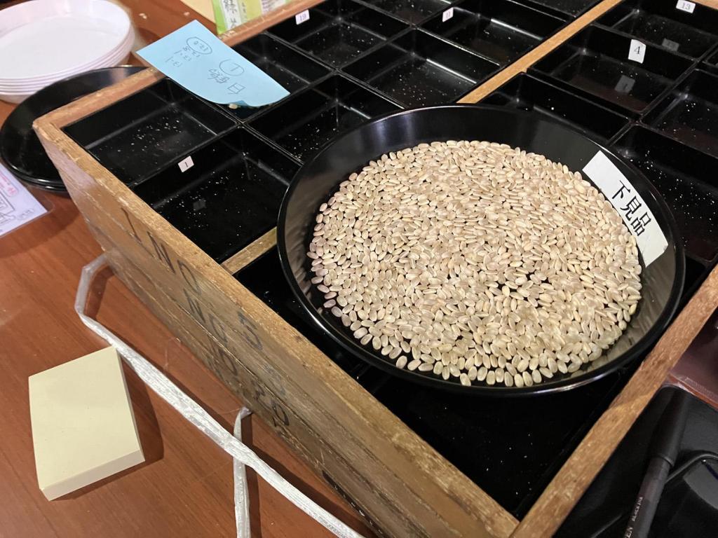  ２０２５白鶴銀座天空農園
　収穫された酒米の等級検査
　　～　白鶴酒造　～