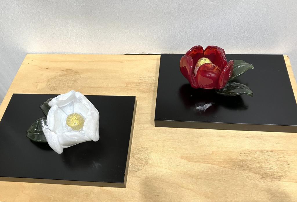 右：　椿　紅　６６,０００円
左：　椿　白　６６,０００円 Fortune in Glass
　～吉兆の形～
　　～　日本橋木屋本店 izutuki　～