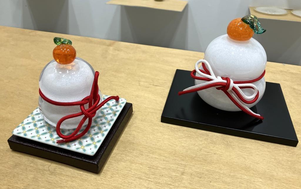 右：　鏡餅　１１,０００円
左：　鏡餅　花菱　８,８００円 Fortune in Glass
　～吉兆の形～
　　～　日本橋木屋本店 izutuki　～