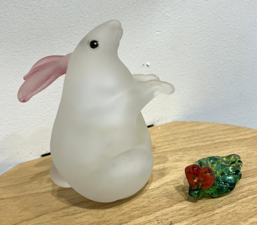 左：　白うさぎ
１６,５００円
右：　柊
１,６５０円 Fortune in Glass
　～吉兆の形～
　　～　日本橋木屋本店 izutuki　～