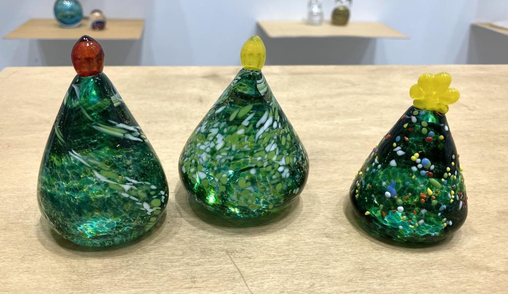 右：　ツリー　６,６００円
左及び中央：　ツリー　８,８００円 Fortune in Glass
　～吉兆の形～
　　～　日本橋木屋本店 izutuki　～