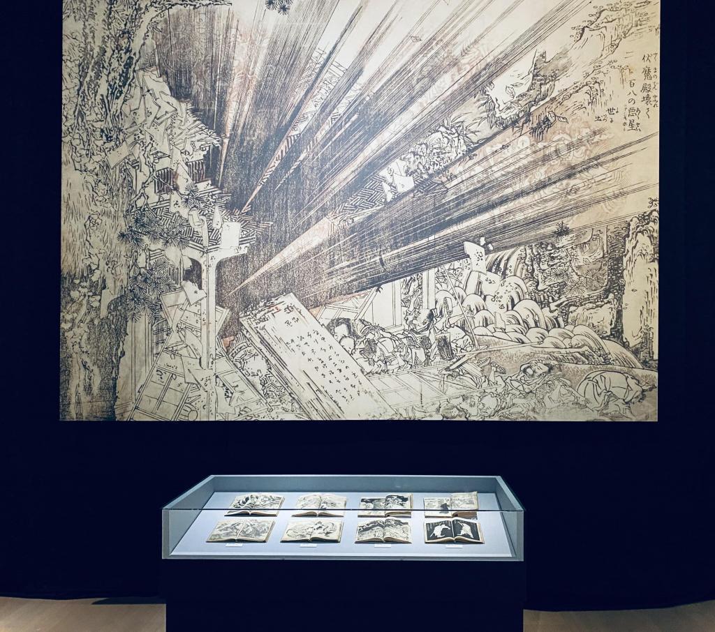 爆発・光線・格闘・タテヨコ自在
江戸っ子は昔から少年ジャンプ好き？ 北斎を食べる！観る！楽しむ！
「ぜんぶ北斎のしわざ」展に急いで