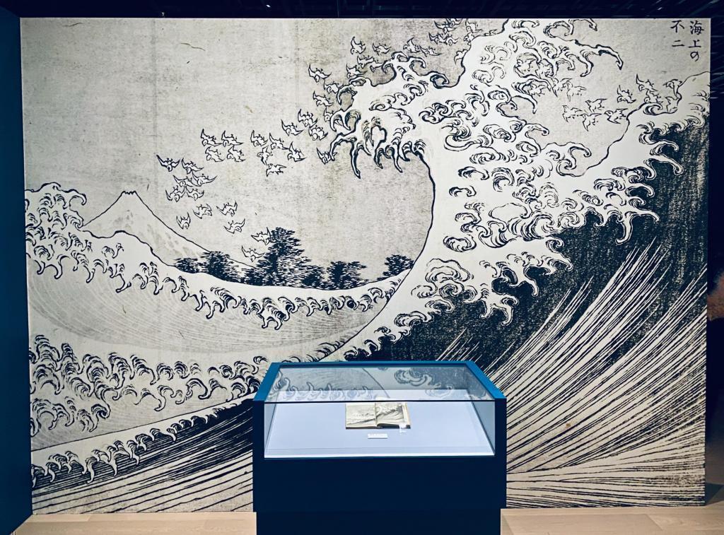 北斎は巨大プリントがよく似合う
みてください、この迫力！ 北斎を食べる！観る！楽しむ！
「ぜんぶ北斎のしわざ」展に急いで