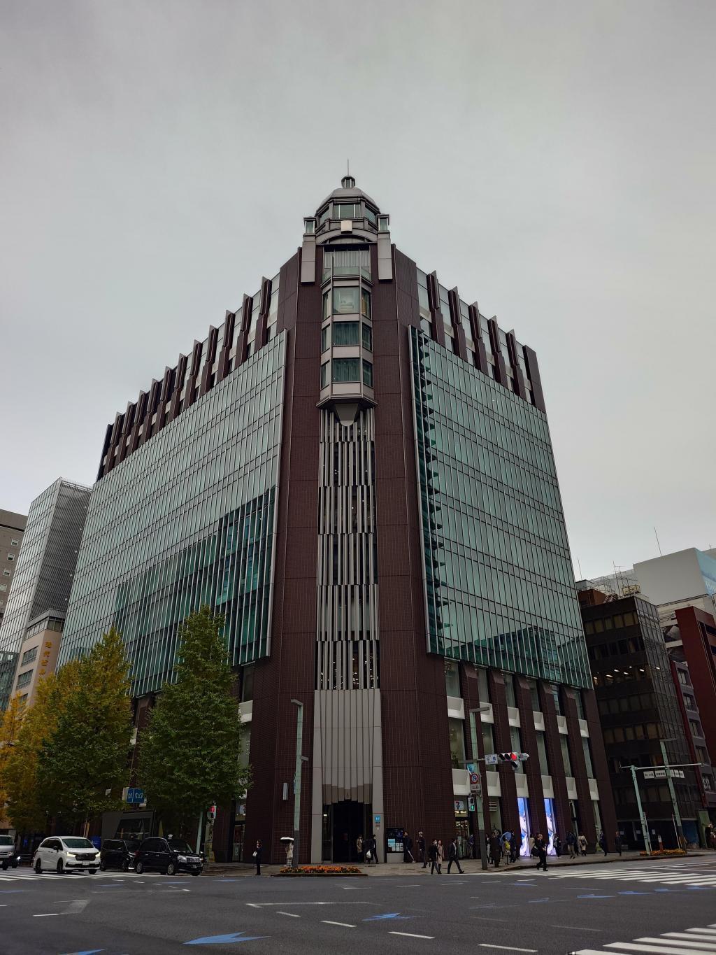 京橋交差点にあるビル、なぜレトロ感のデザインなのでしょうか？ 【中央区が気になる界隈】京橋のビルがとても気になっている件。