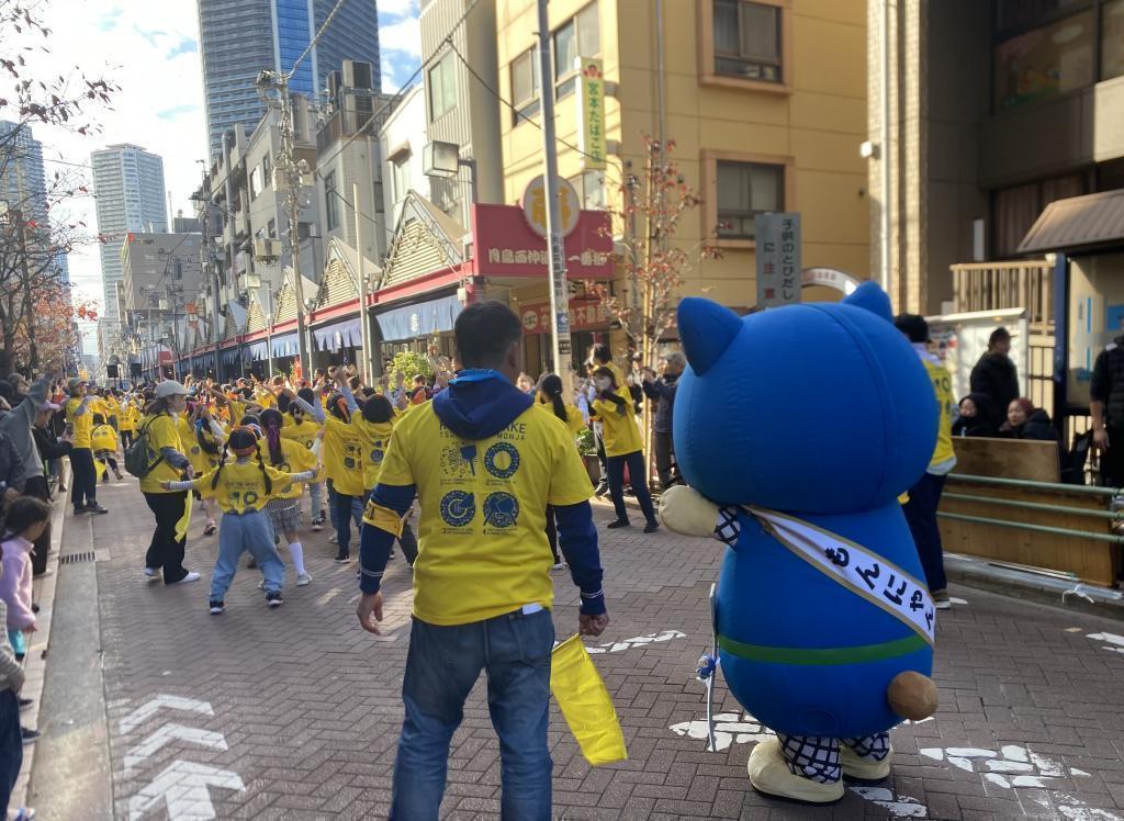  「月島サンバ」が　もんじゃストリートに