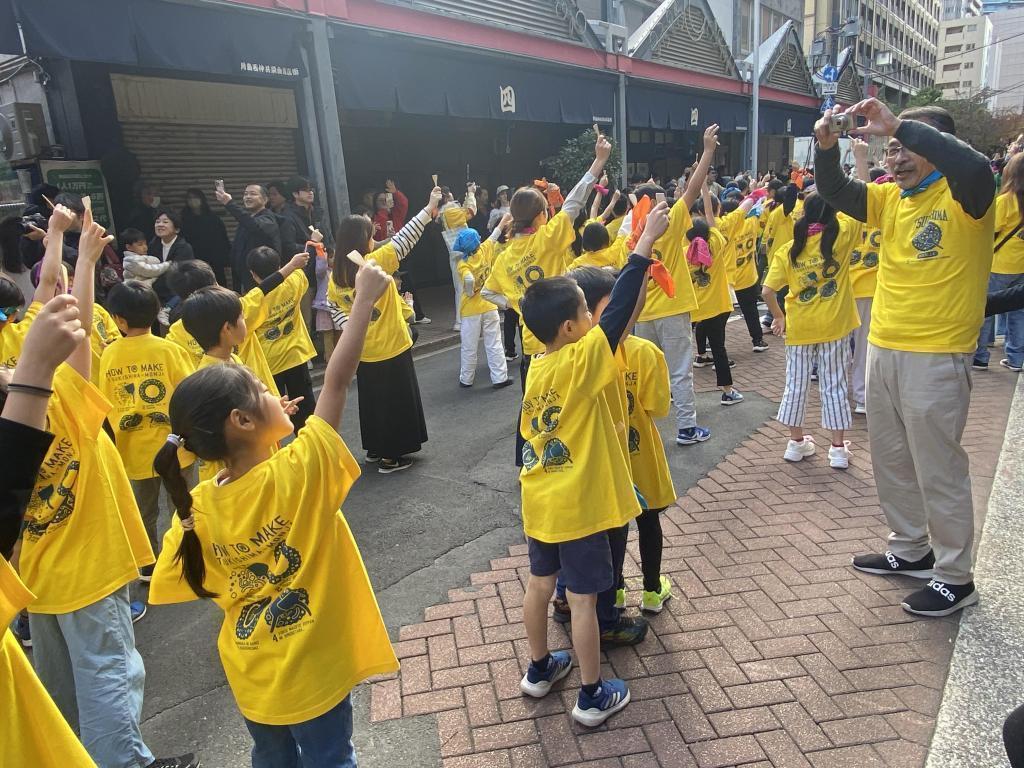  「月島サンバ」が　もんじゃストリートに