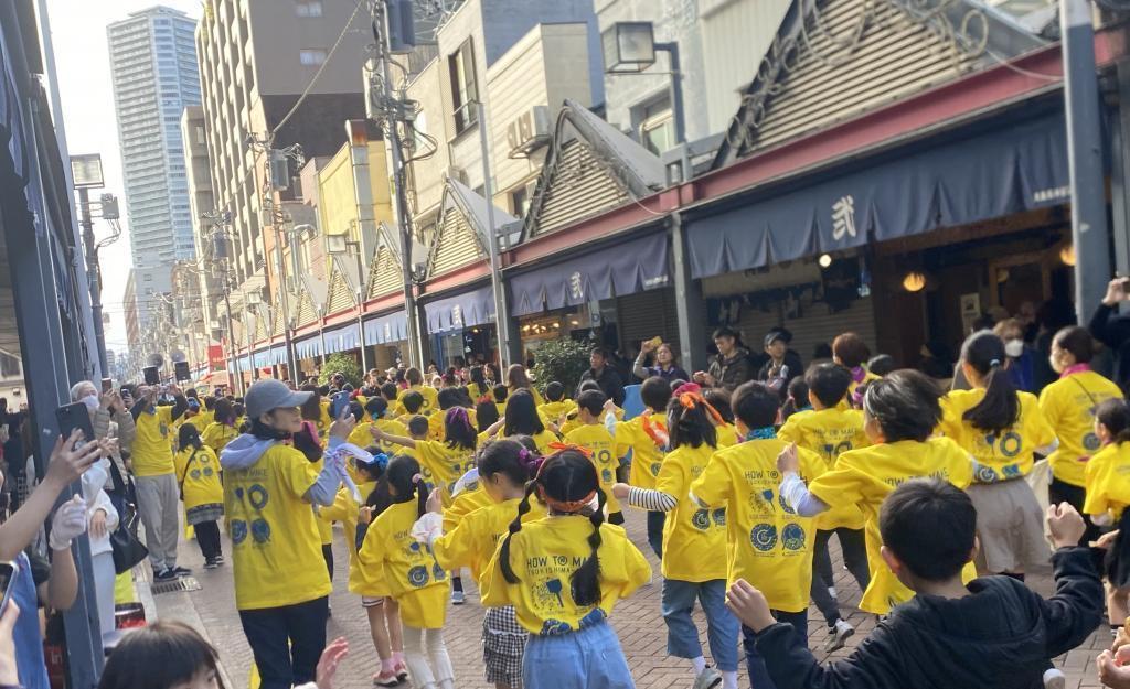  「月島サンバ」が　もんじゃストリートに