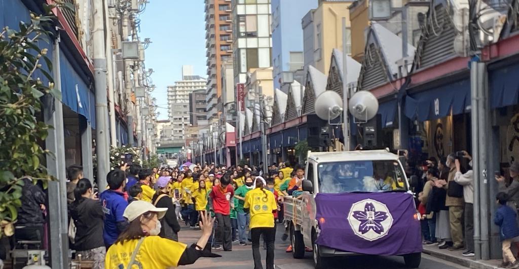  「月島サンバ」が　もんじゃストリートに