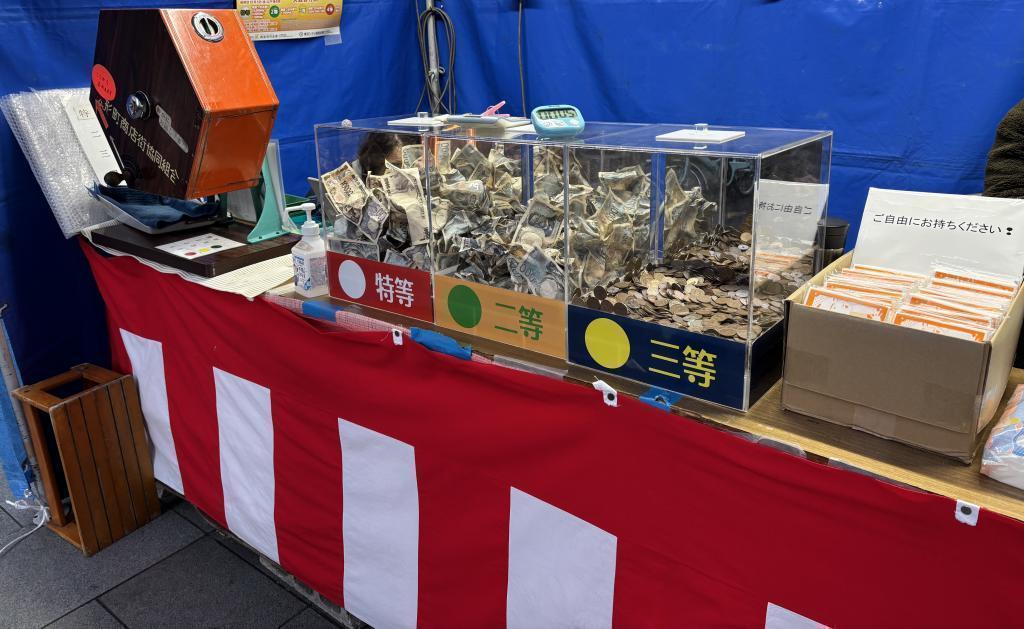 夢のような現金つかみ取りの箱が目の前に 人形町商店街で、人生初の現金つかみ取りに挑戦‼️