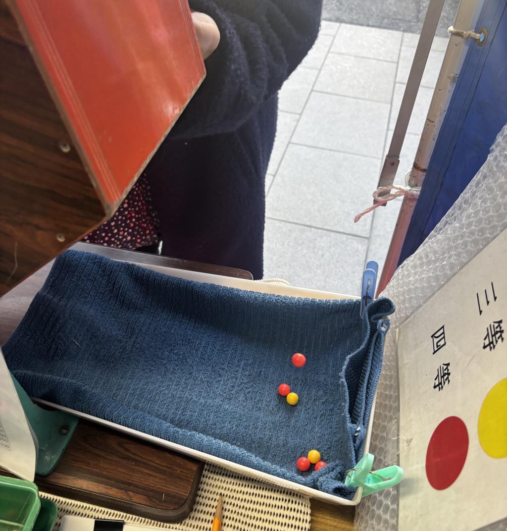 そして、ついにガラぽんを回す‼️ 人形町商店街で、人生初の現金つかみ取りに挑戦‼️