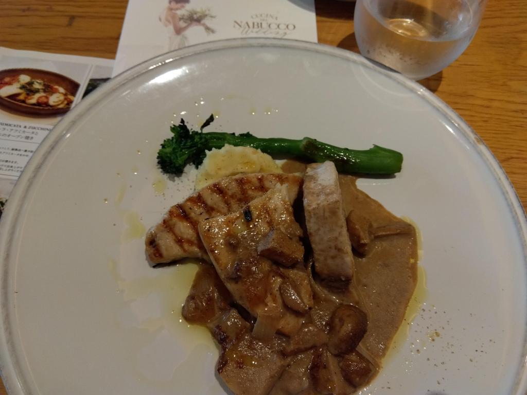 メカジキのハーブグリル、ポルチーニ茸のクリームソース和え CUCCNA DEL NABUCCO は並木通りにある　
イタリア料理の名店