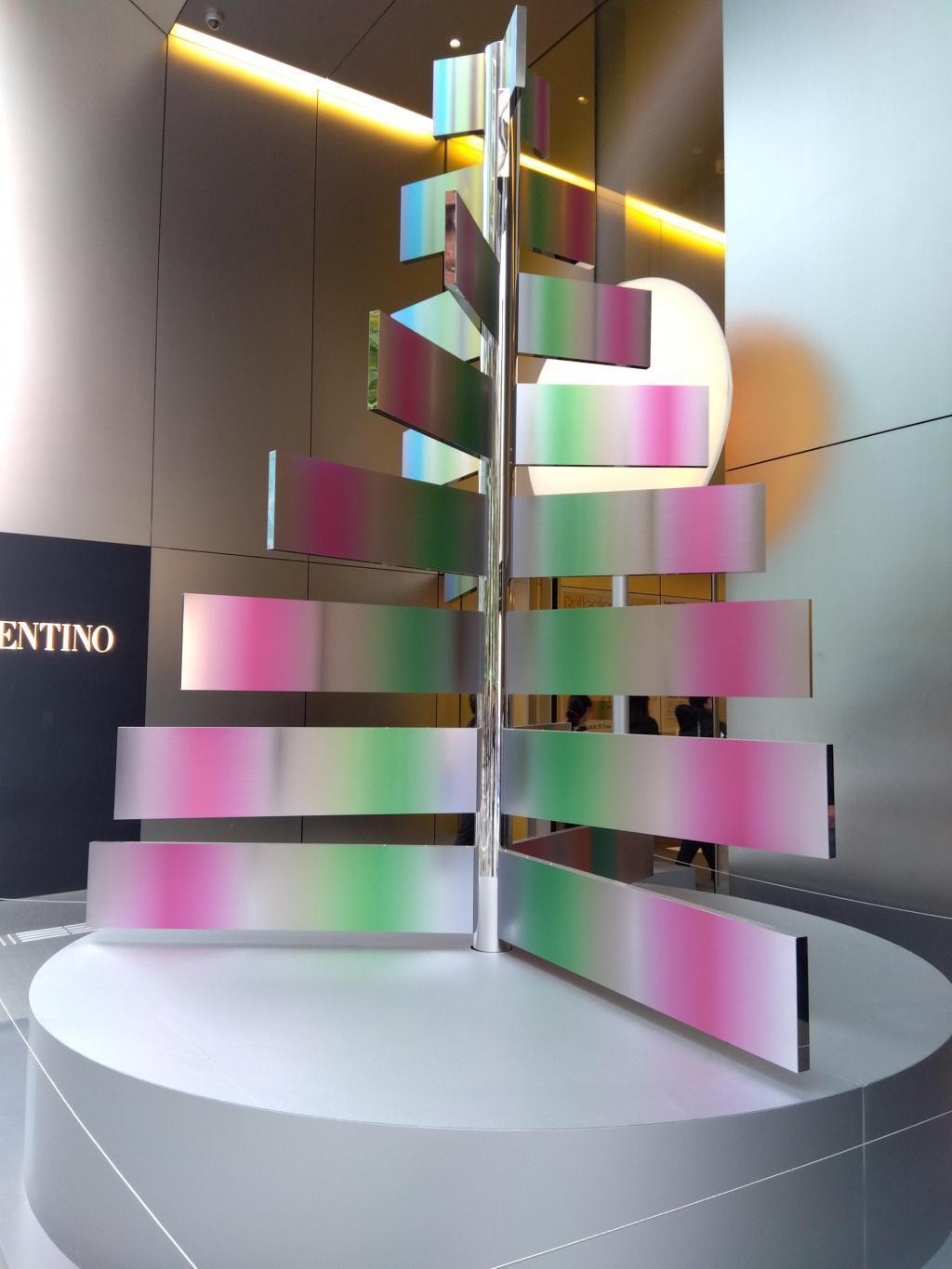 銀座シックス　虹彩を放つオブジェ 銀座　クリスマスの装い 　ニコラス・G・ハイエックセンター