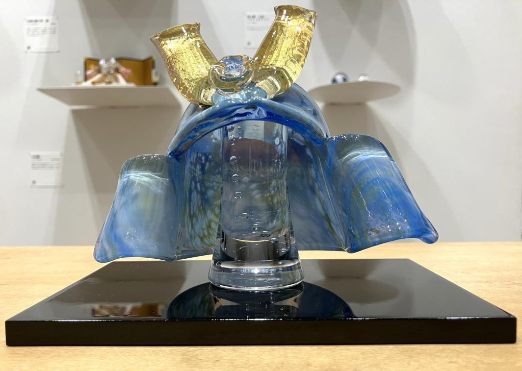 飯田桜子　作
硝子兜　（ブルー）
５５,０００円 ガラスと陶器の雛兜展
　　～　日本橋木屋本店 izutuki　～