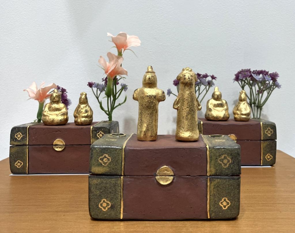 伊藤満　作
箱雛
各２７,５００円 ガラスと陶器の雛兜展
　　～　日本橋木屋本店 izutuki　～