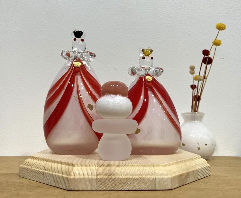 森比呂美　作
兎雛　朱色
３３,０００円 ガラスと陶器の雛兜展
　　～　日本橋木屋本店 izutuki　～