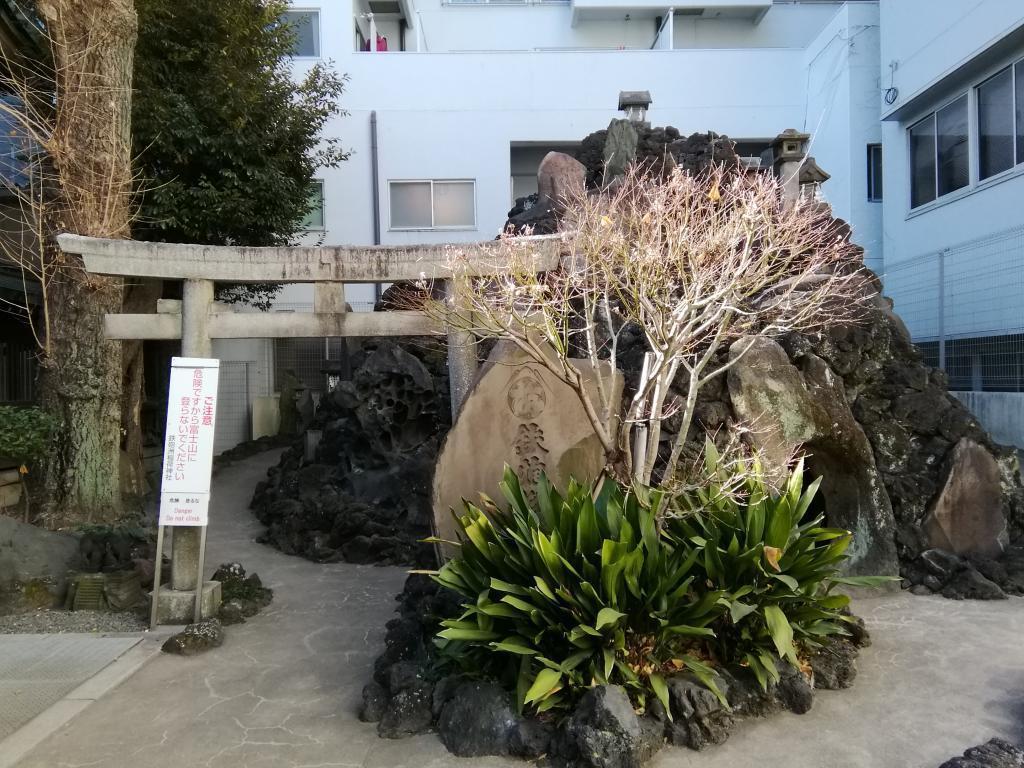 区民有形文化財
鐵砲洲稲荷神社の富士塚 富士塚と鷹狩り場
　　～　鐵砲洲稲荷神社・浜離宮恩賜庭園・杵築大社（武蔵野市）　～