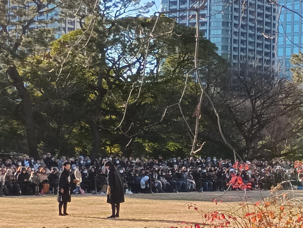 『鷹匠体験』見物者から選ばれたお子さん方の貴重な体験となりましたね。
『飛び流し』鳩を狩る実演は本当にリアルでした。 2026.1.3新春の浜離宮恩賜公園で
諏訪流放鷹術保存会による実演に感動！