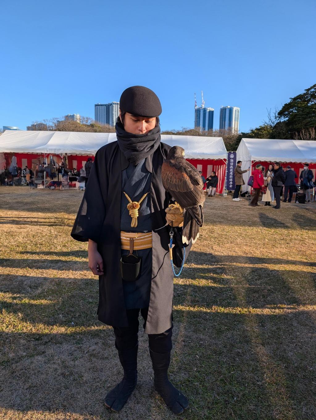 　　　　　　　　　　　　　　　諏訪流鷹匠の装束 2026.1.3新春の浜離宮恩賜公園で
諏訪流放鷹術保存会による実演に感動！