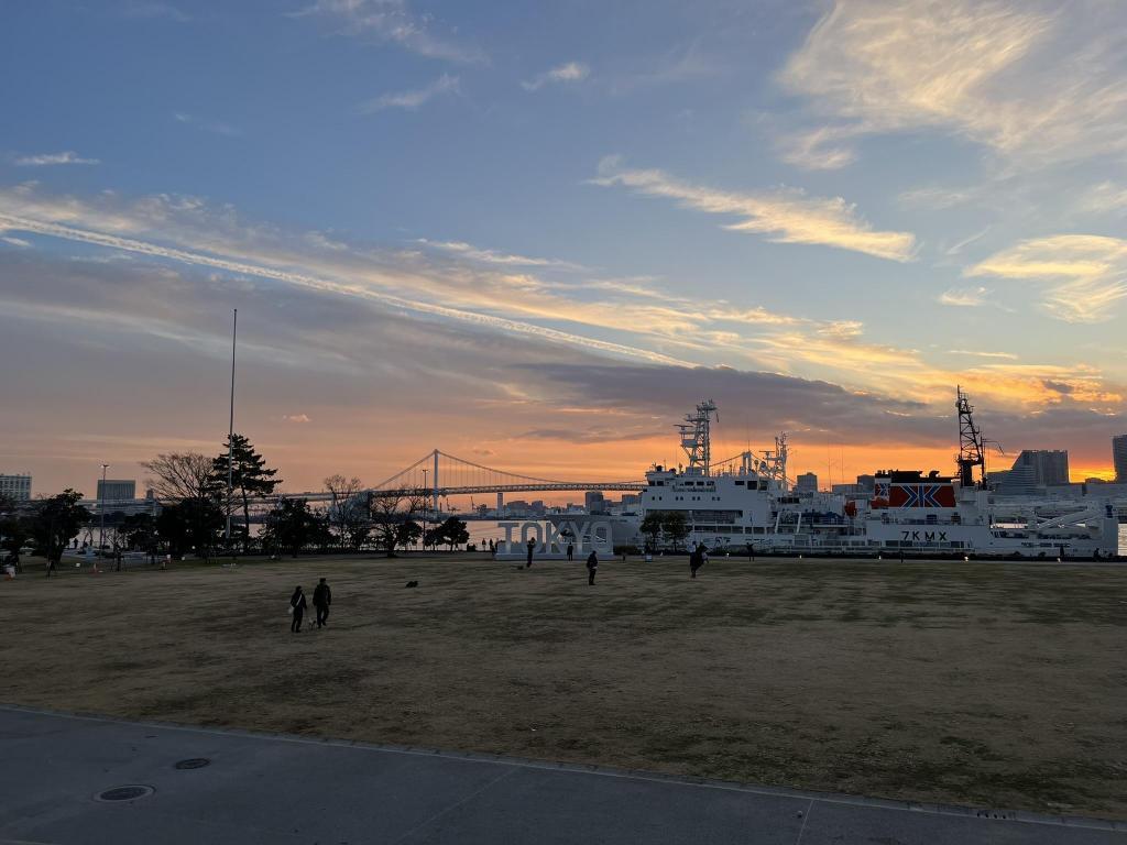 TOKYOオブジェの先にはレインボーブリッジが ふらっと「晴海ふ頭公園」に行ってみた