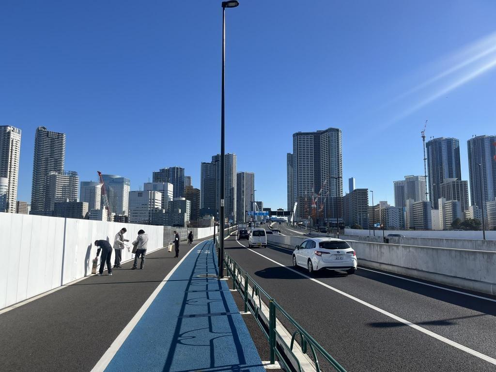 青い自転車通行帯を上ります 築地場内跡地で発掘中？