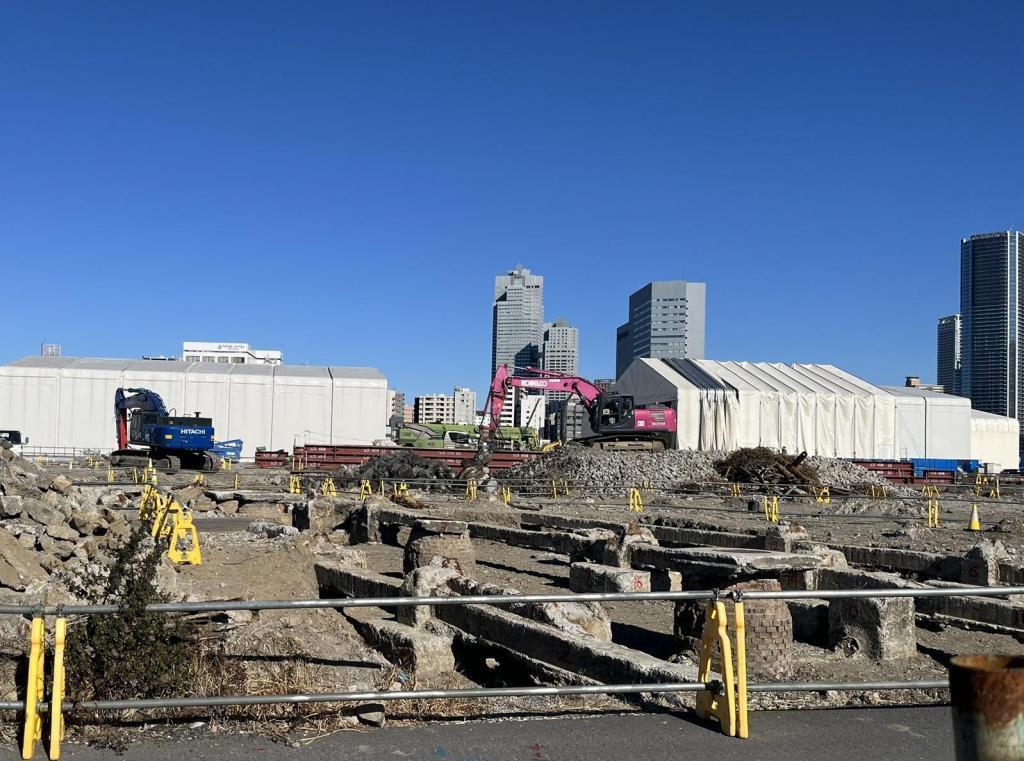 角度を変えてみる（奥に見えるのは聖路加タワー） 築地場内跡地で発掘中？