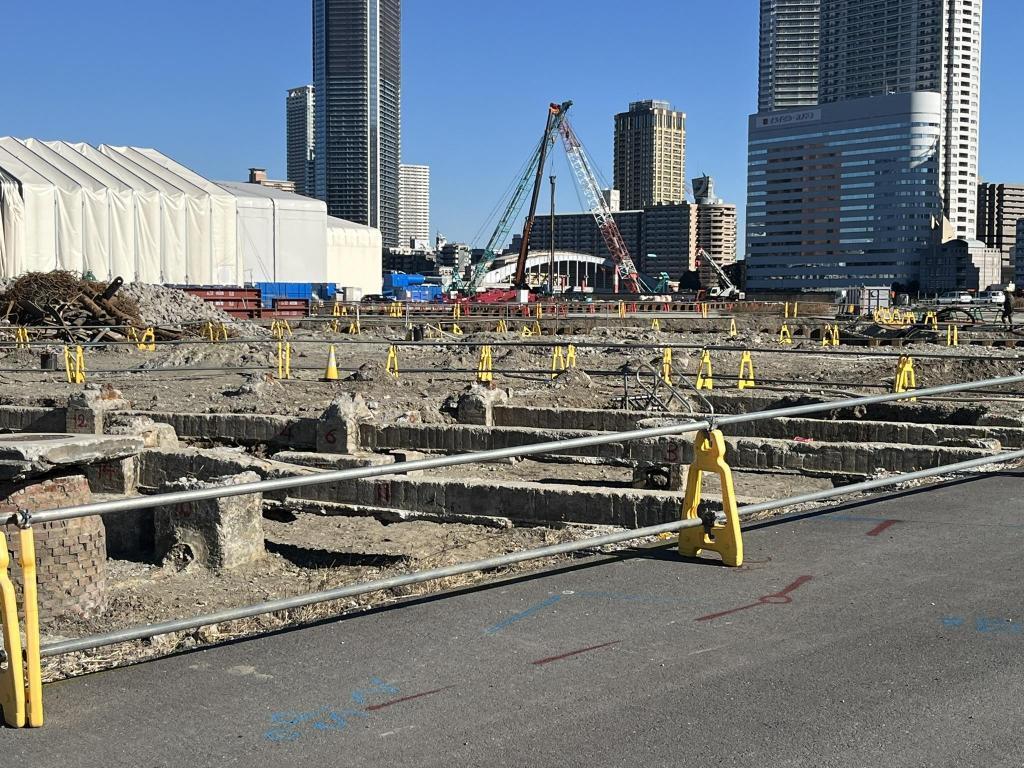 より右側方面（勝どき橋が奥に見えます） 築地場内跡地で発掘中？