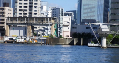 亀島川水門と南高橋 隅田川風景