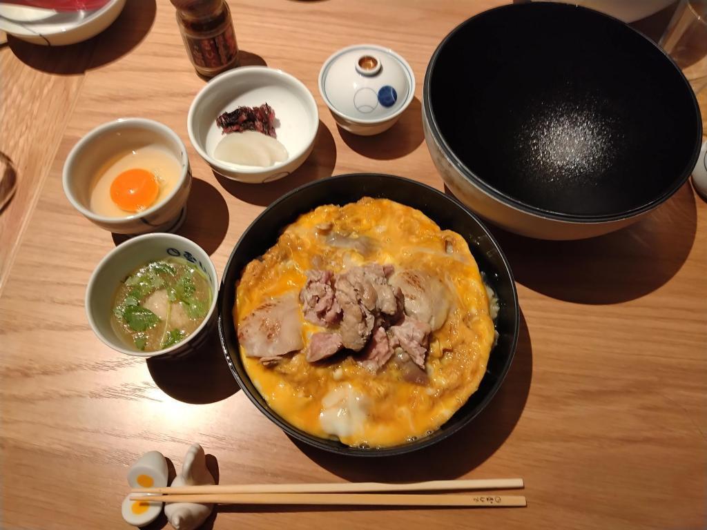  リニューアル後の玉ひでで味わう「しゃもづくし親子丼御膳」