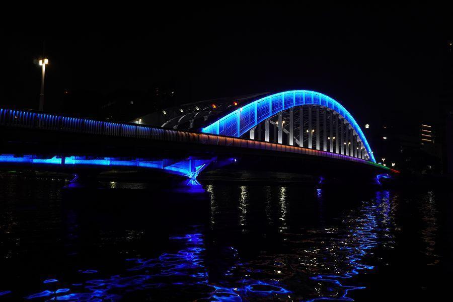 さりげなくオリンピックカラーになっている永代橋 ミラノ・コルティナオリンピックにあわせた隅田川橋梁のライトアップ