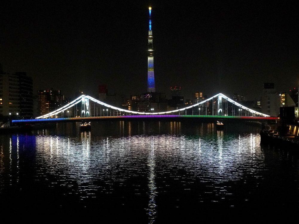 スカイツリーとのコラボレーションが見事な清洲橋 ミラノ・コルティナオリンピックにあわせた隅田川橋梁のライトアップ