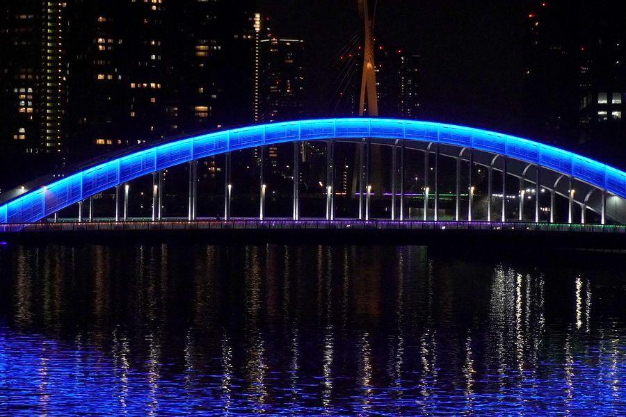3橋のライトアップを眺めることができる隅田川大橋 ミラノ・コルティナオリンピックにあわせた隅田川橋梁のライトアップ
