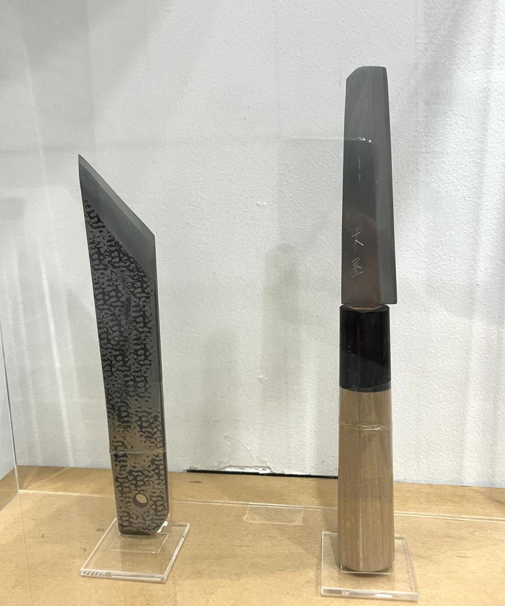 右：　うなぎ裂き　名古屋型
２２,０００円
左：　うなぎ裂き　大阪型
２２,０００円 刃物の木屋　２３４周年　庖丁展
　　～　日本橋木屋本店 izutuki　～