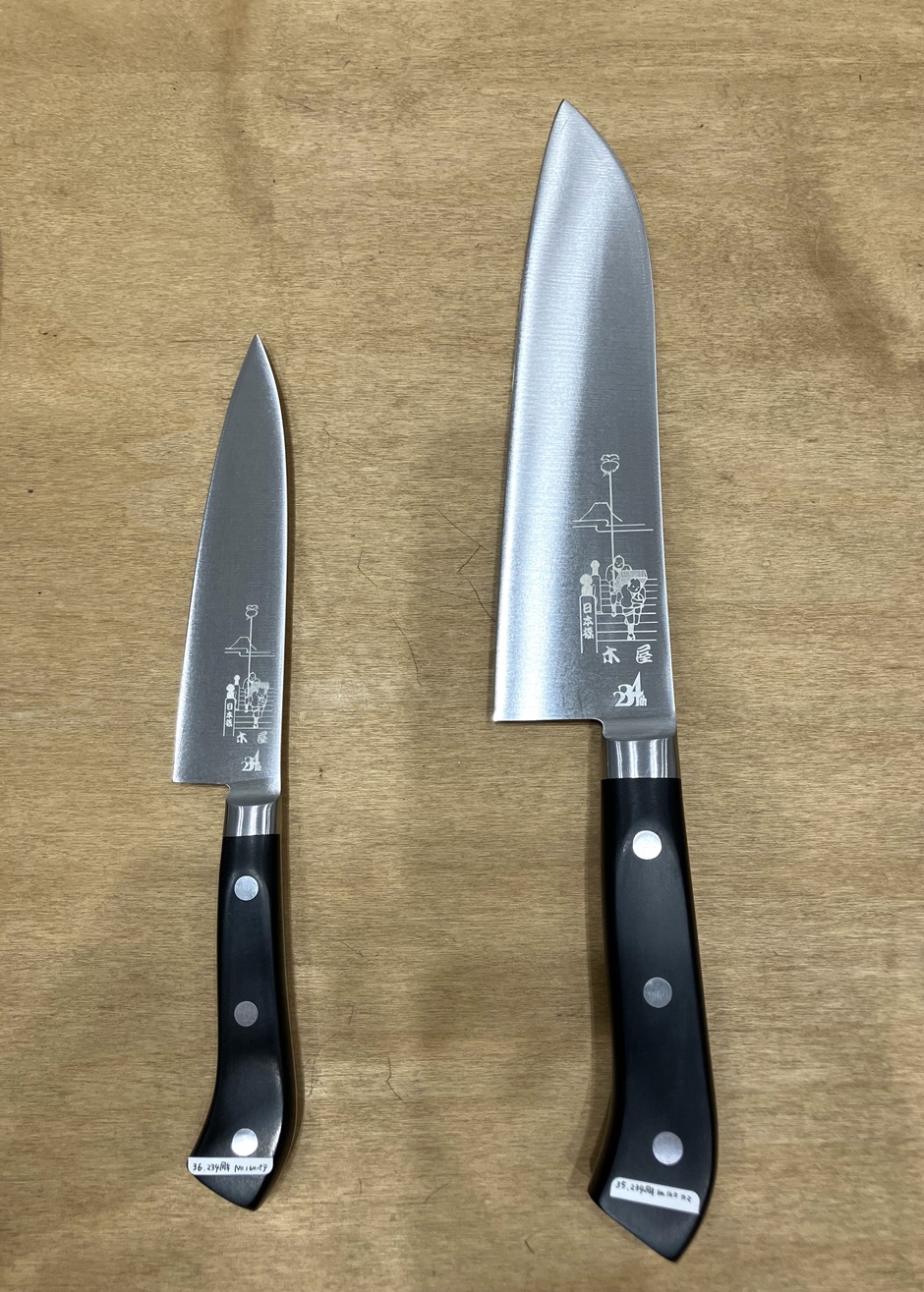右：　２３４年NO.１６０エーデルワイス　鎌型
２２,０００円
左：　２３４年NO.１６０エーデルワイス　ペティ
１３,２００円 刃物の木屋　２３４周年　庖丁展
　　～　日本橋木屋本店 izutuki　～