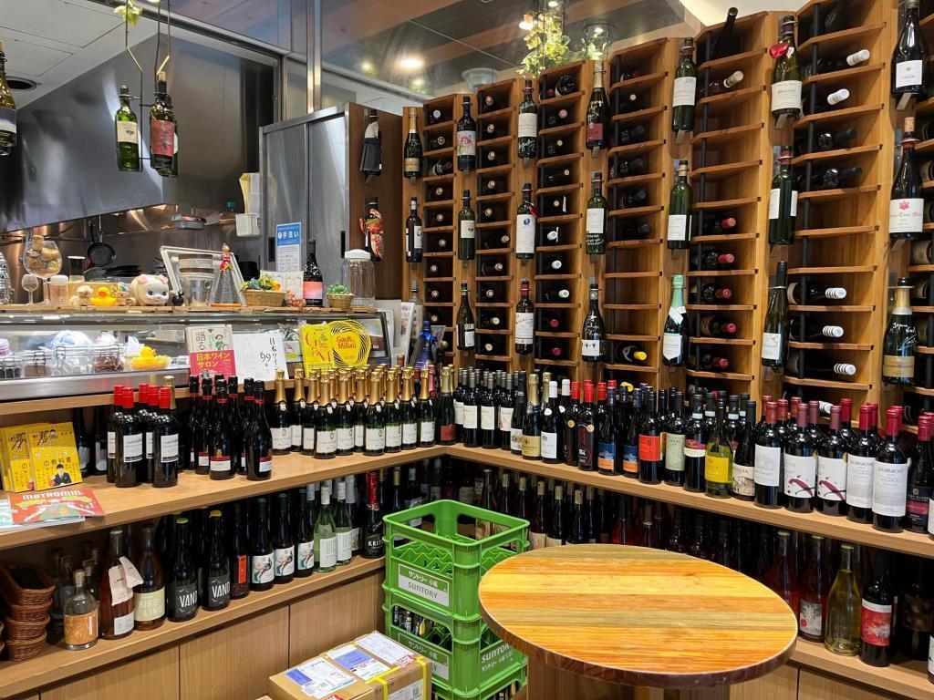  「推し活」の神社、福徳神社参拝に欠かせないのは、ヴィノシティ・マキシムのホットワイン