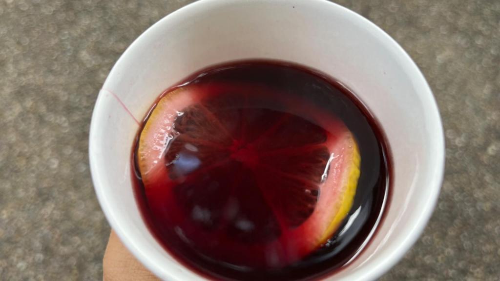  「推し活」の神社、福徳神社参拝に欠かせないのは、ヴィノシティ・マキシムのホットワイン