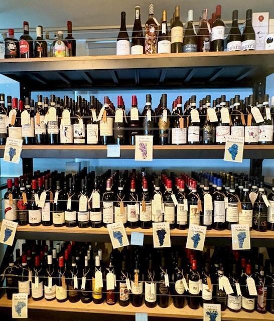 一階奥はイタリアワインがズラリ！！ 永代橋をゆったり眺め、時の流れをゆっくり楽しむ。
大人の隠れ家『VINOMONDO』