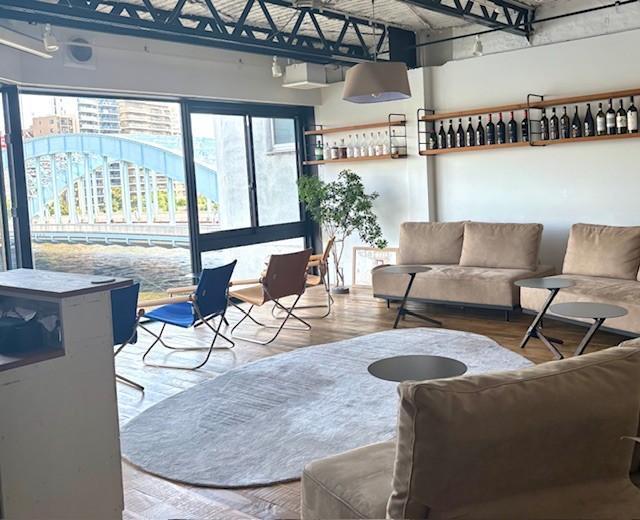 4階はカフェ＆ラウンジ 永代橋をゆったり眺め、時の流れをゆっくり楽しむ。
大人の隠れ家『VINOMONDO』