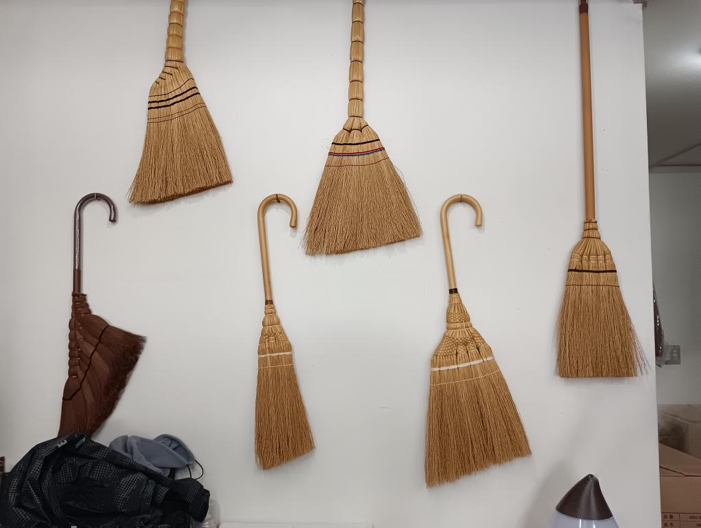  1830天保元年創業の『白木屋中村傳兵衛商店』の
江戸箒で掃除のエコ化を目指そう！