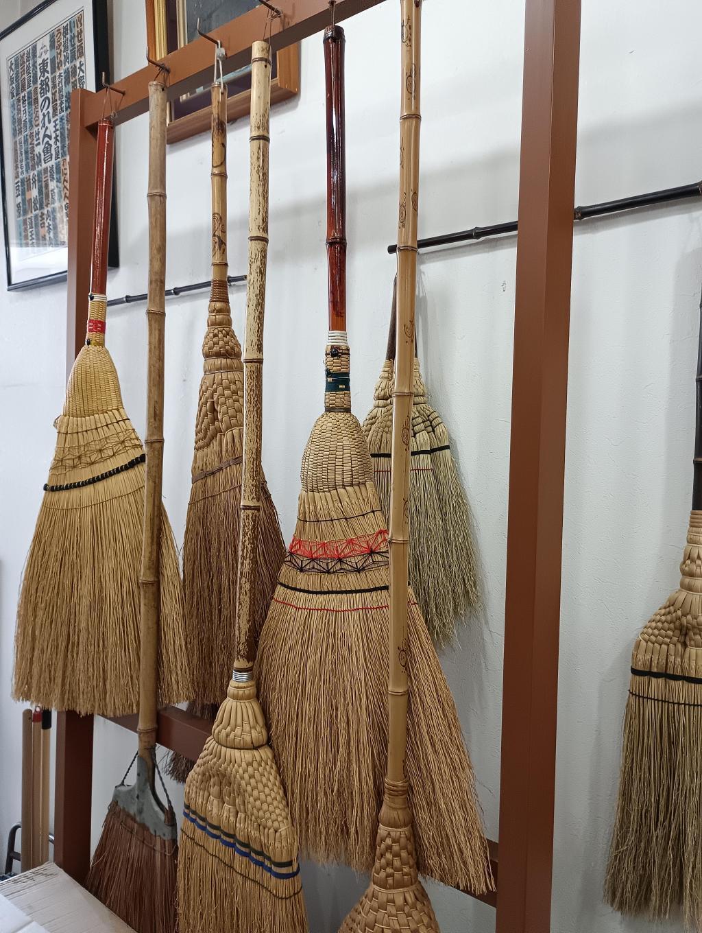  1830天保元年創業の『白木屋中村傳兵衛商店』の
江戸箒で掃除のエコ化を目指そう！