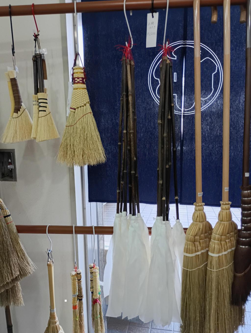  1830天保元年創業の『白木屋中村傳兵衛商店』の
江戸箒で掃除のエコ化を目指そう！