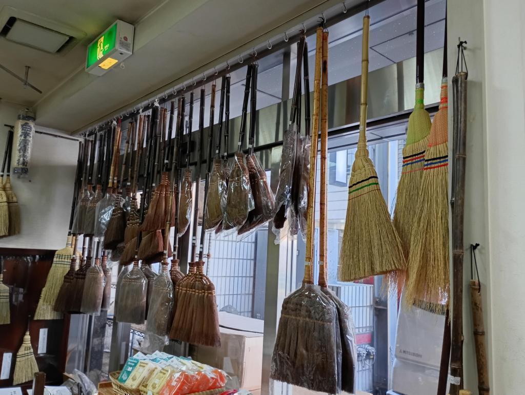  1830天保元年創業の『白木屋中村傳兵衛商店』の
江戸箒で掃除のエコ化を目指そう！