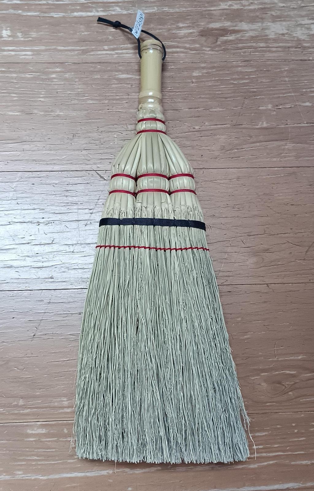 篠柄箒(しのえぼうき) 1830天保元年創業の『白木屋中村傳兵衛商店』の
江戸箒で掃除のエコ化を目指そう！