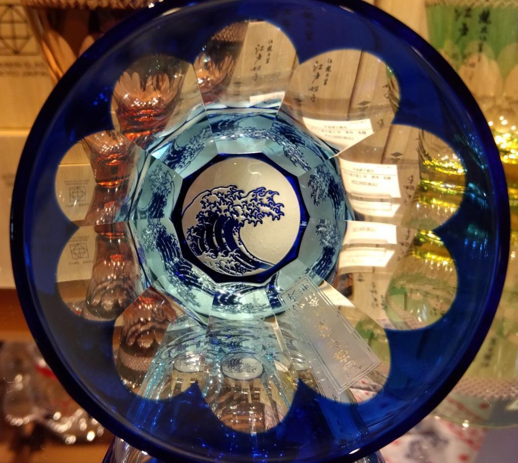 切子の盃の中心に、葛飾北斎の『神奈川沖浪裏』が刻まれています。これが上質な東京の美しい手仕事 銀座蔦屋書店　東京の美しい手仕事展  2/18(水)〜3/4(水)まで開催