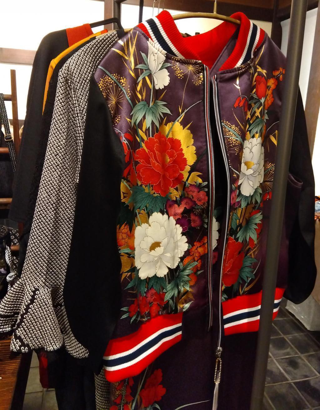 和服をスカジャンにバージョン・チェンジした素敵な一点もの
 ittenMono shop at kobiki  gallery 、次回は3/27 3/28 